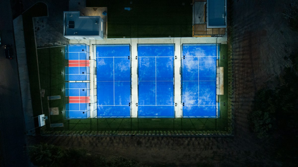Padelbanen bij nacht, gezien van bovenaf